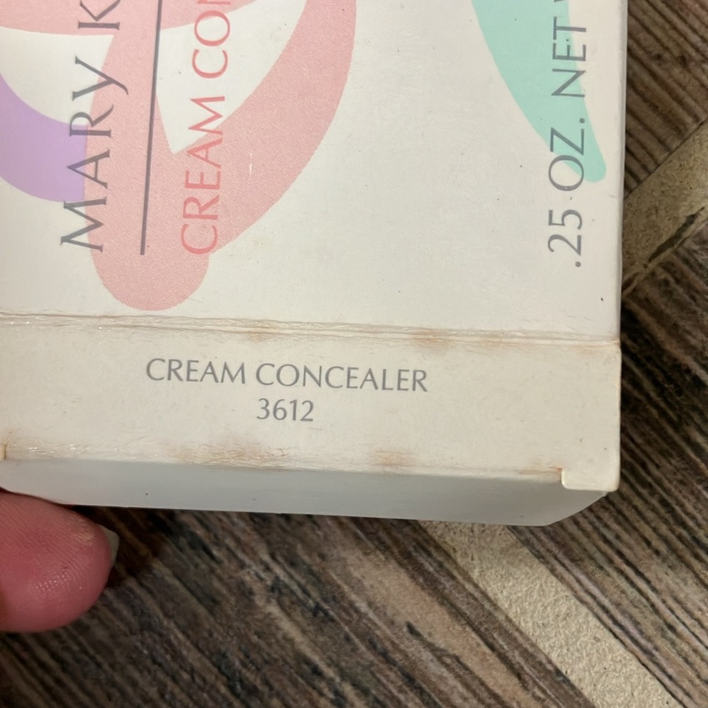 Mary Kay Cream Concealer Smooth Coverage - Picture 2 of 3